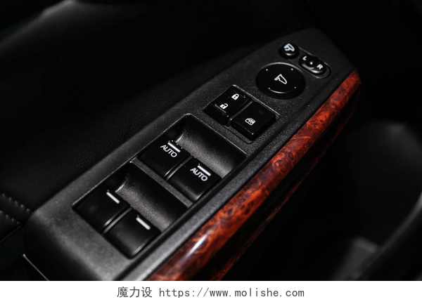现代汽车的内饰设计现代汽车的内饰设计：车窗调节按钮，车门锁。豪华威望汽车内饰.